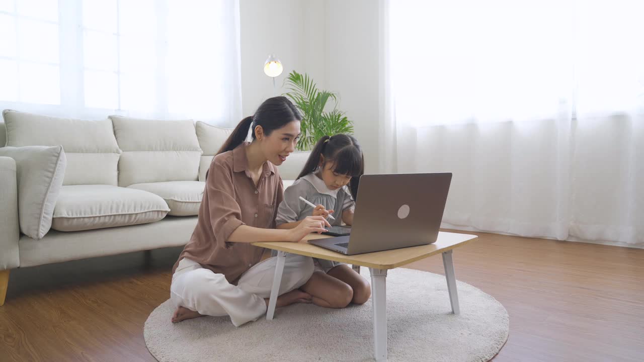 亚洲女孩和她妈妈在线学习视频素材