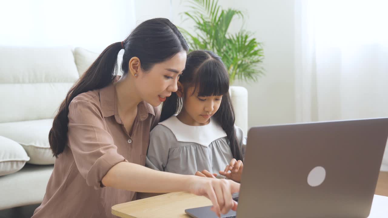 亚洲女孩和她妈妈在线学习视频素材