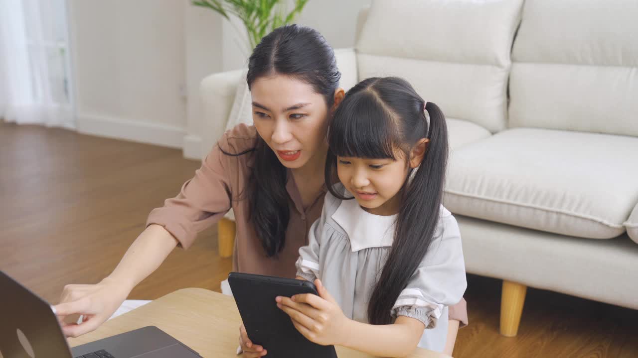 亚洲女孩和她妈妈在线学习视频素材