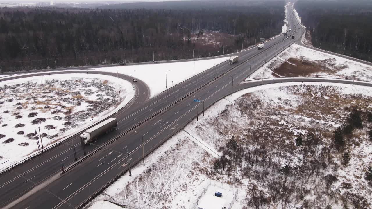 长郊区高速公路与回旋在冬季，鸟瞰图。视频素材