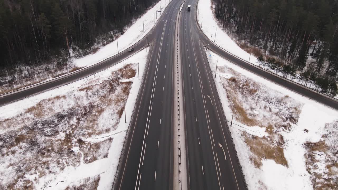 郊区，冬日里高速公路上有快速移动的卡车和汽车，鸟瞰图。视频素材