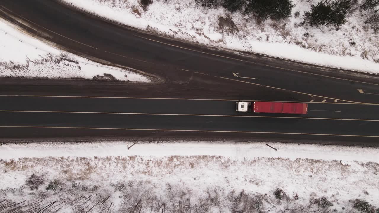 卡车和汽车在冬天高速公路上行驶，鸟瞰图。视频素材