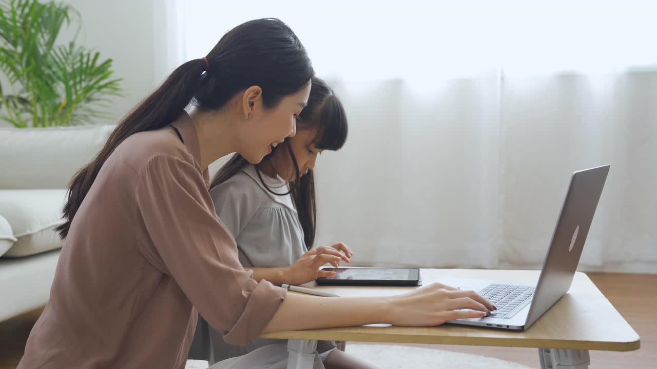 亚洲女孩和她妈妈在线学习视频素材