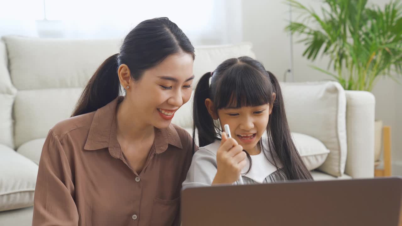 亚洲女孩和她妈妈在线学习视频素材