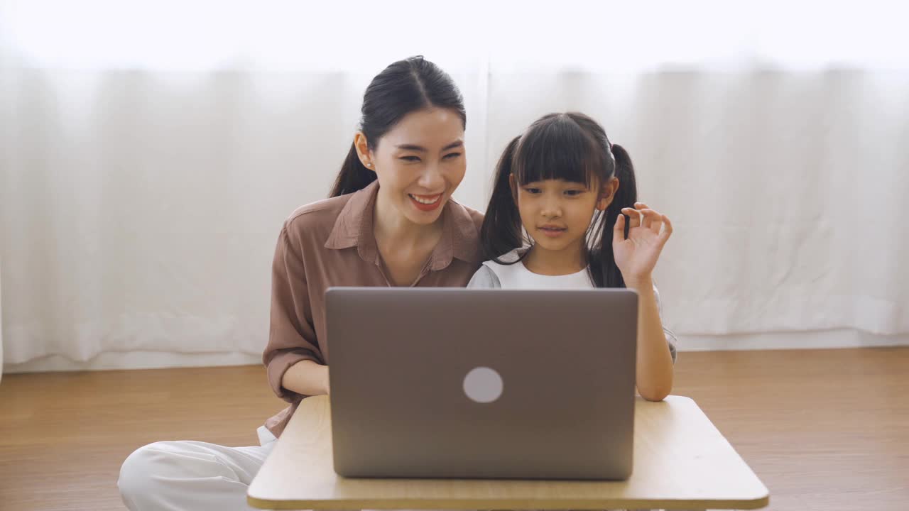 亚洲女孩和她妈妈在线学习视频素材