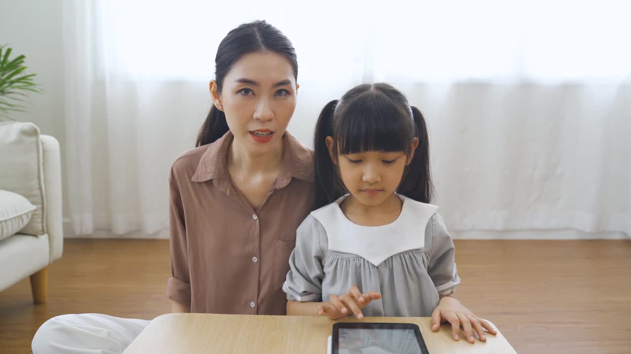 亚洲妈妈和女儿在家里视频素材