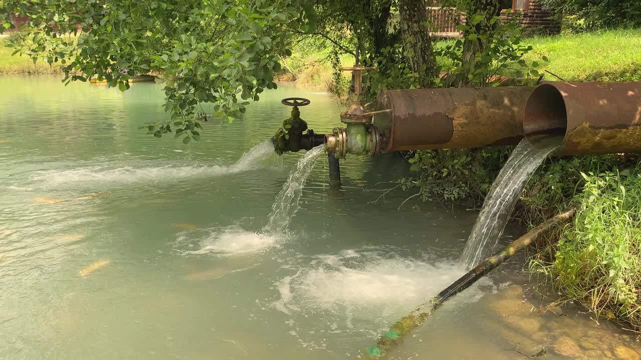 旧的宽管，水掉进湖里。水被泵入运河视频素材