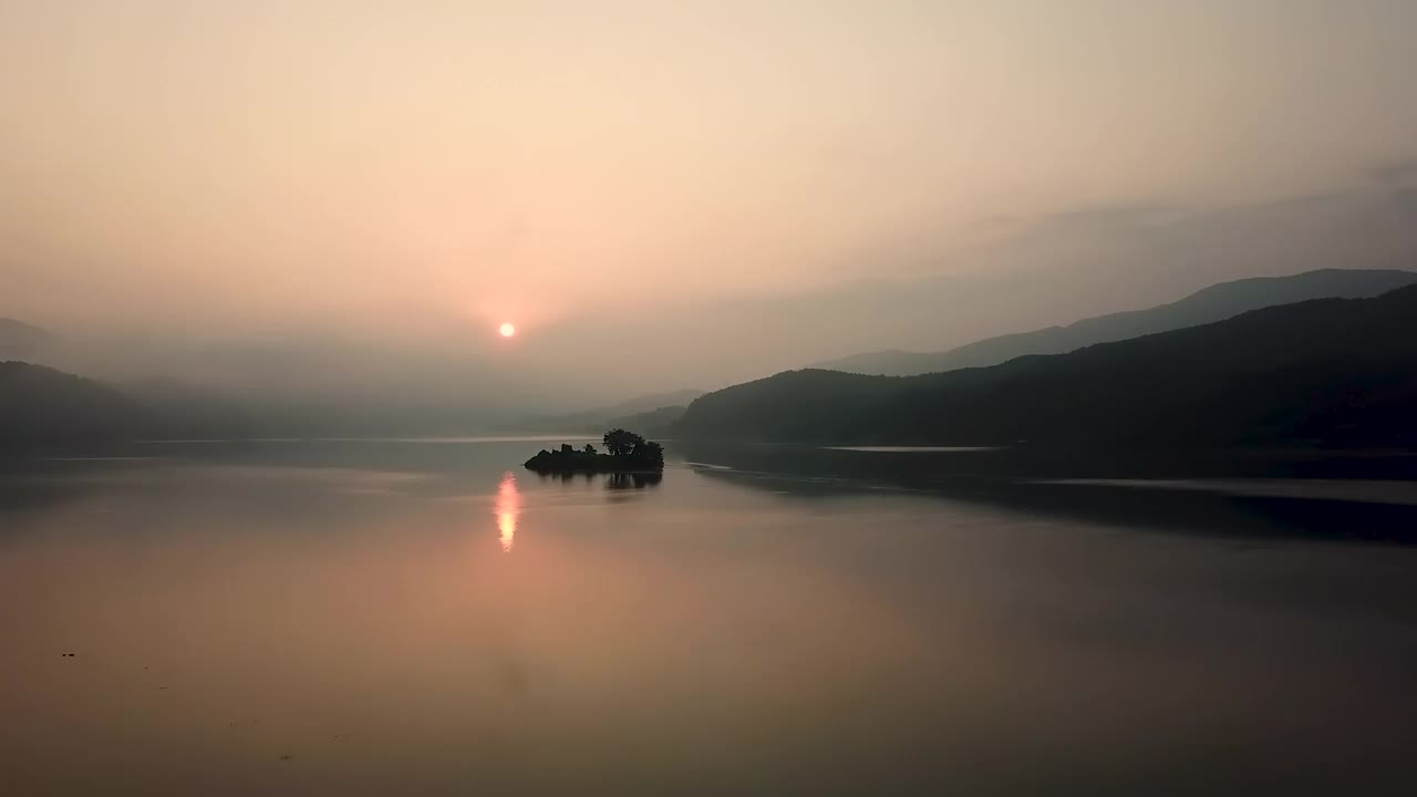 黎明时分，南汉江附近的阳水郡的日出和云海的自然景色/京畿阳平郡视频素材