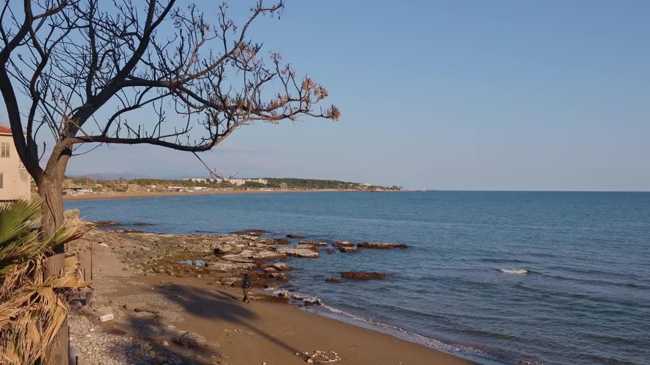 海滩和海岸线的景色与平静的海浪。海岸线海全景景观。美丽的地中海海岸全景，Side，土耳其视频素材