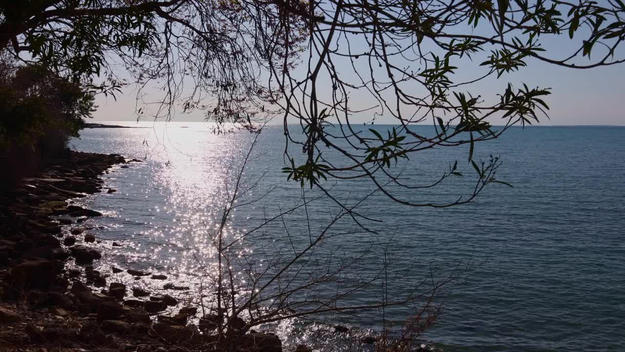 海滩和海岸线的景色与平静的海浪。海岸线海全景景观。美丽的地中海海岸全景，Side，土耳其视频素材