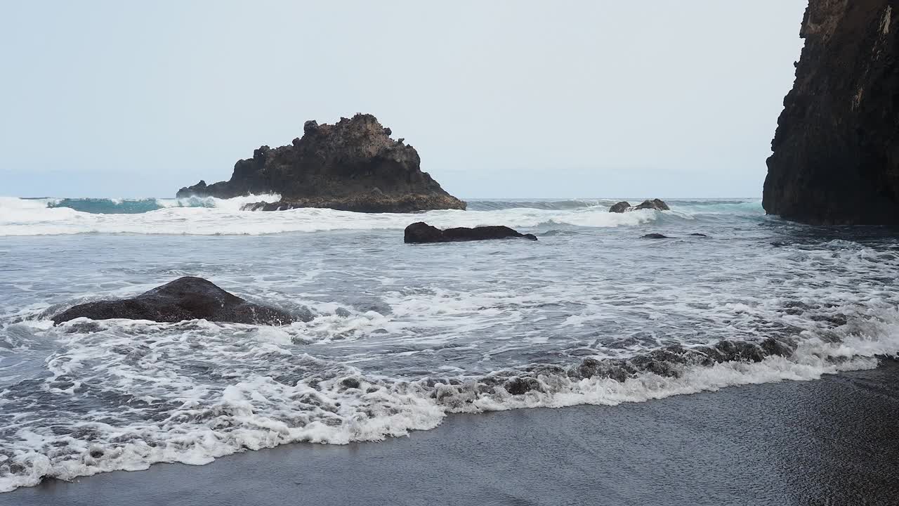 特内里费岛的海岸景观，海浪冲击着沙滩和岩石海滩。视频素材