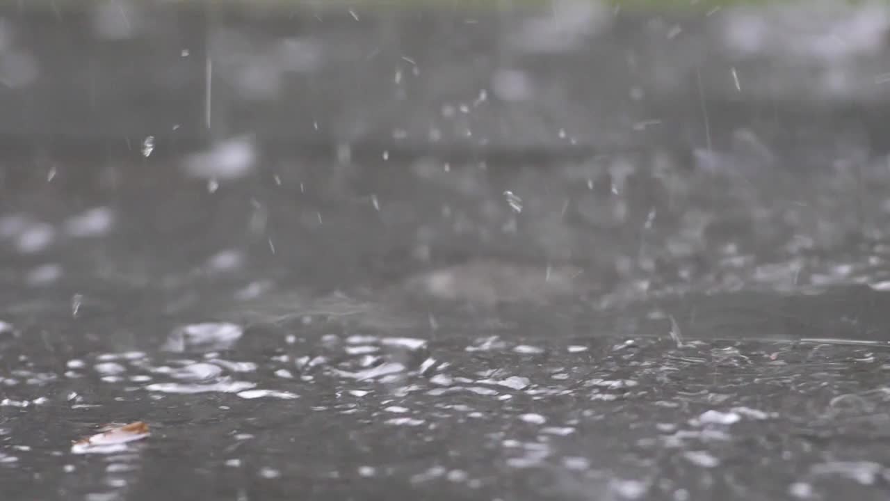 慢速特写镜头雨滴落在地板上弹跳视频素材