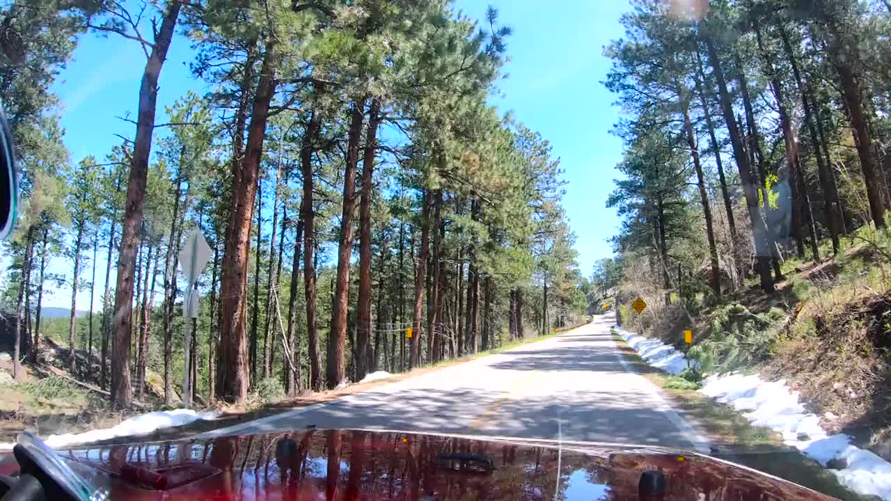 沿着南达科塔的铁山路走了很长一段路视频素材