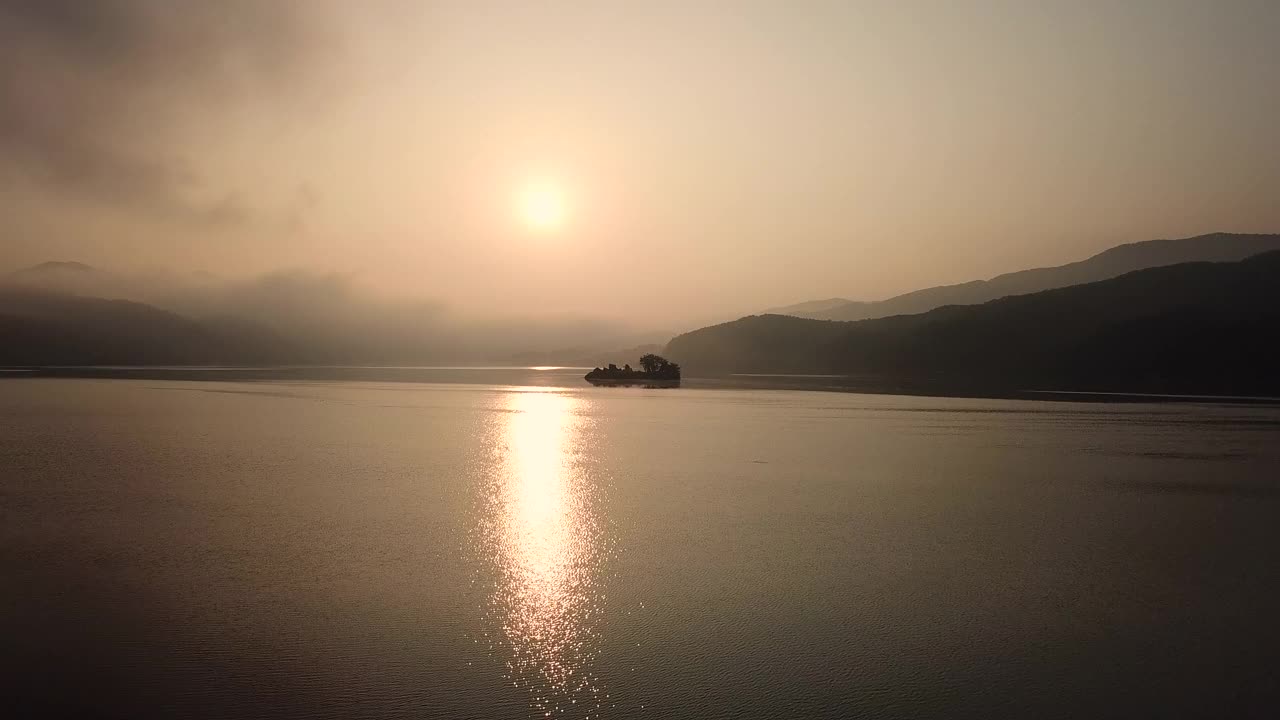 黎明时分，南汉江附近的阳水郡的日出和云海的自然景色/京畿阳平郡视频素材