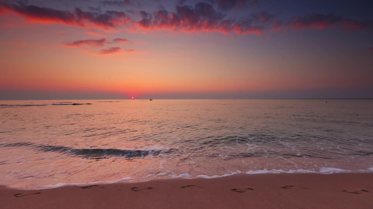 海边日出或日落。海浪起伏，4k视频视频素材