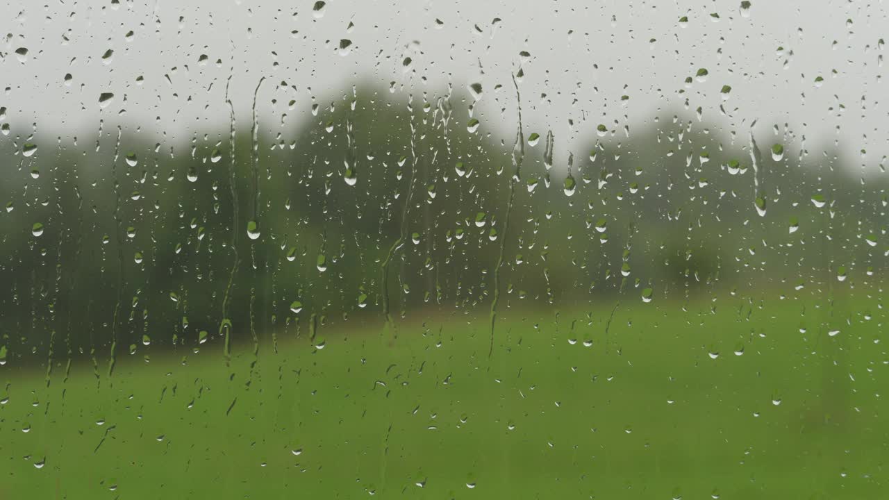 小雨打在玻璃上。夏雨雨点落在窗户上。外面雨窗口。淋浴坏天气。平静放松冥想和平的背景。雨天，秋天，忧郁，悲伤，孤独视频素材