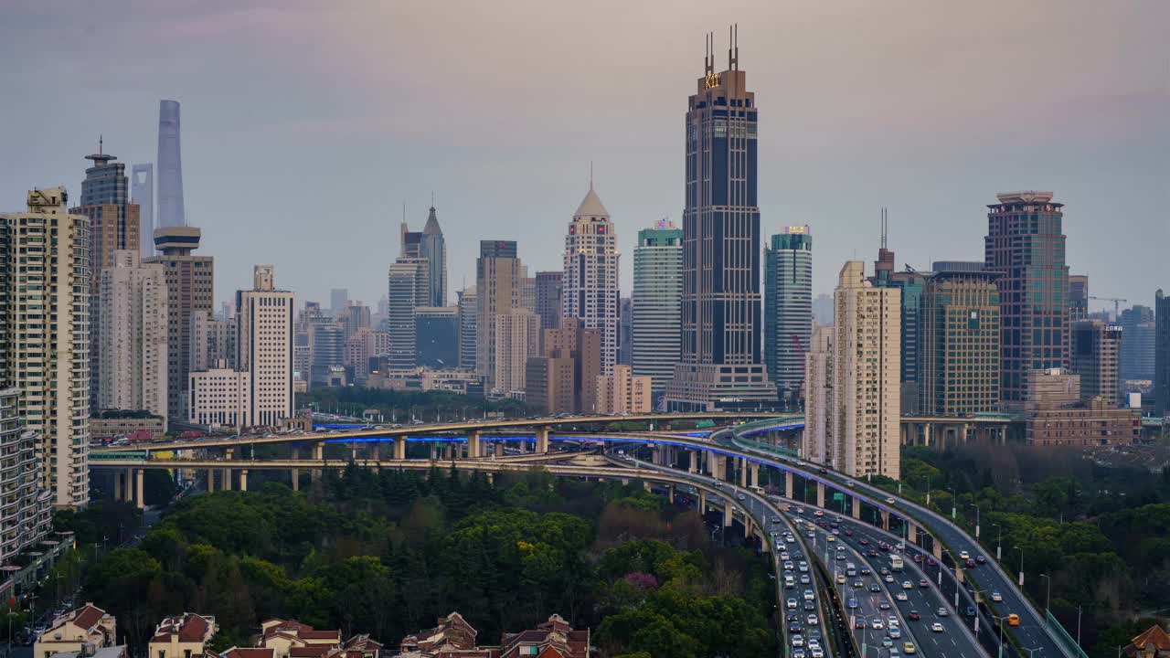 上海市中心的高架桥和建筑背景视频素材