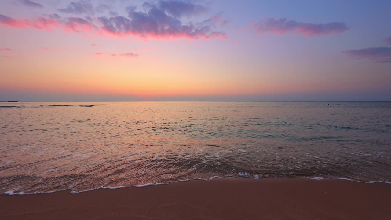 海边和海滩上美丽的日出视频素材