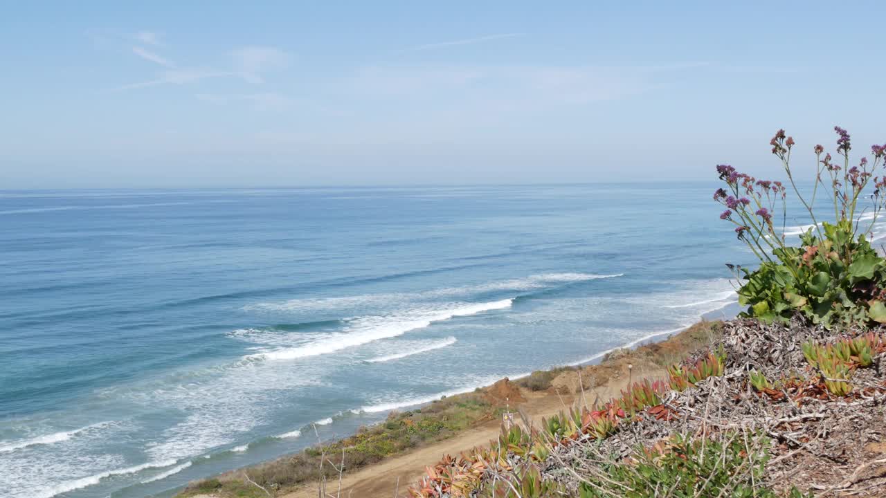 海景点，德尔马托里松，美国加利福尼亚海岸。大海涨潮，碧波远眺视频素材