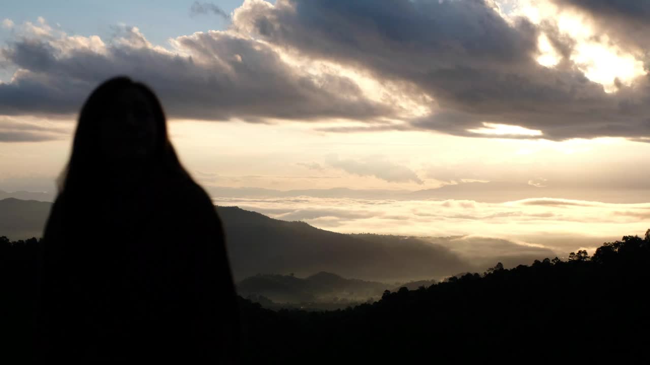 模糊的女性旅行者看一个美丽的山景在雾天视频素材