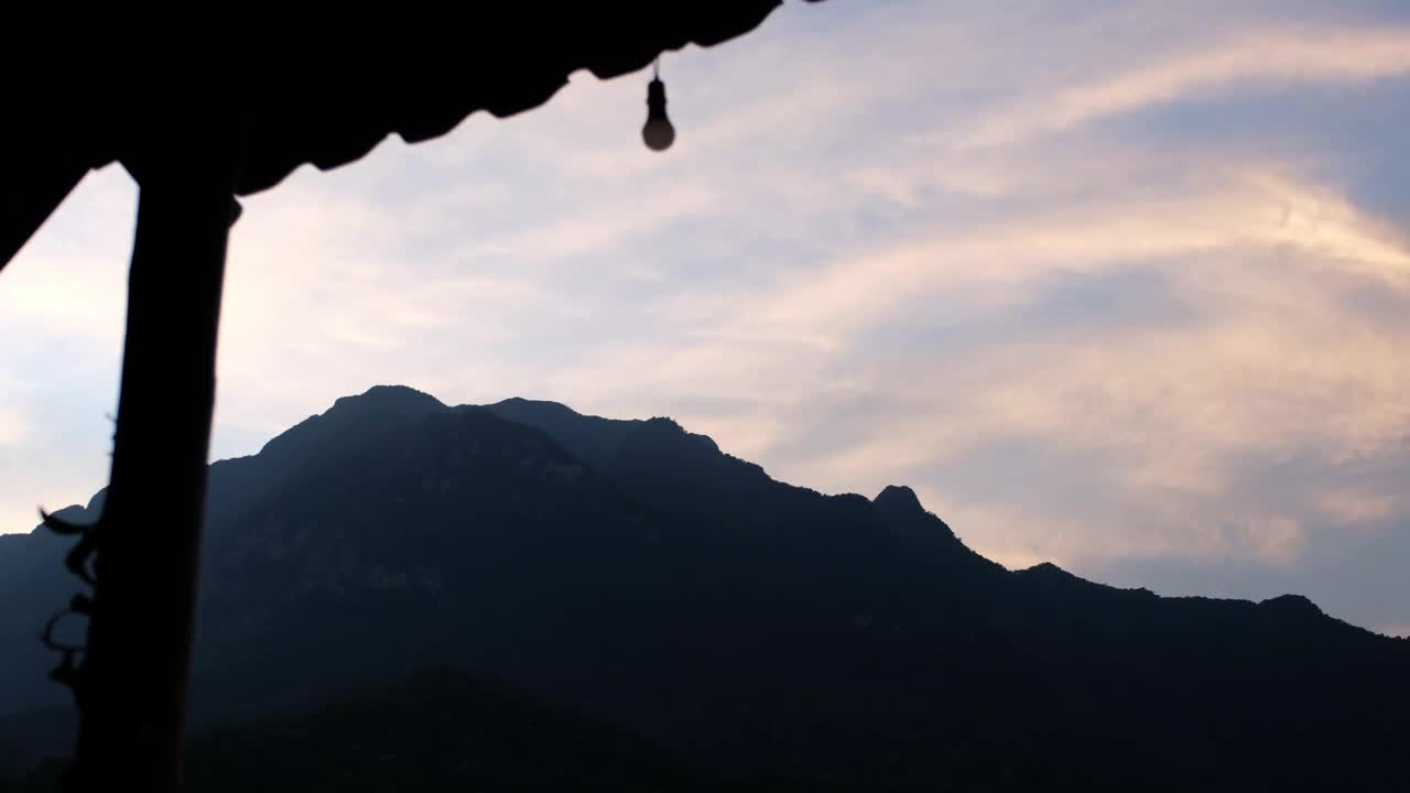 夜晚的灯光熄灭，美丽的山景和日落的天空视频素材