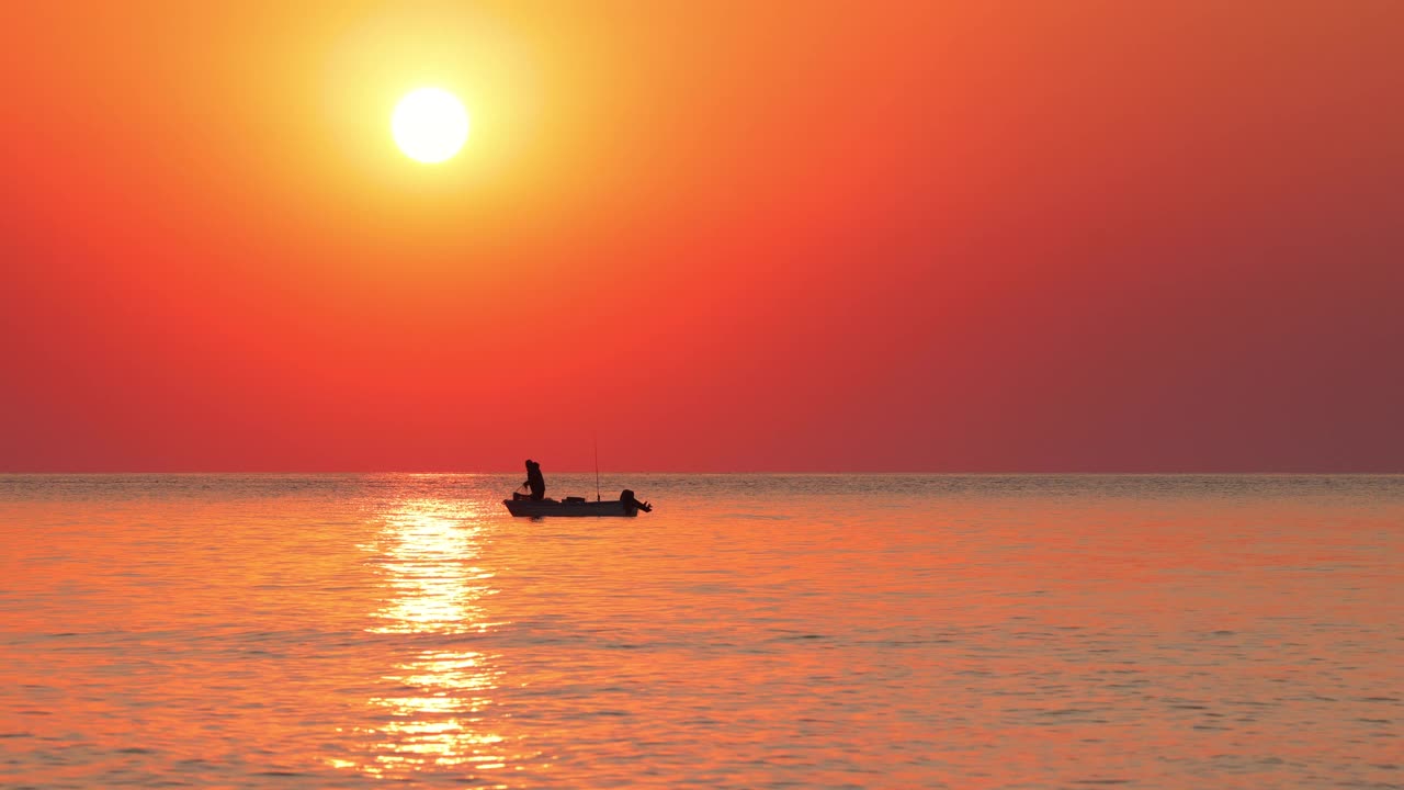 风景海景日出，飞禽和渔船与渔夫在水中视频素材