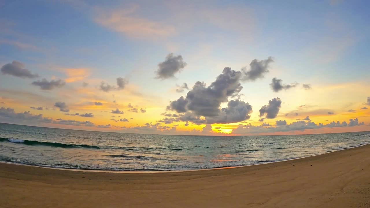 海水上金黄色的晚霞，沙滩上的海浪视频素材