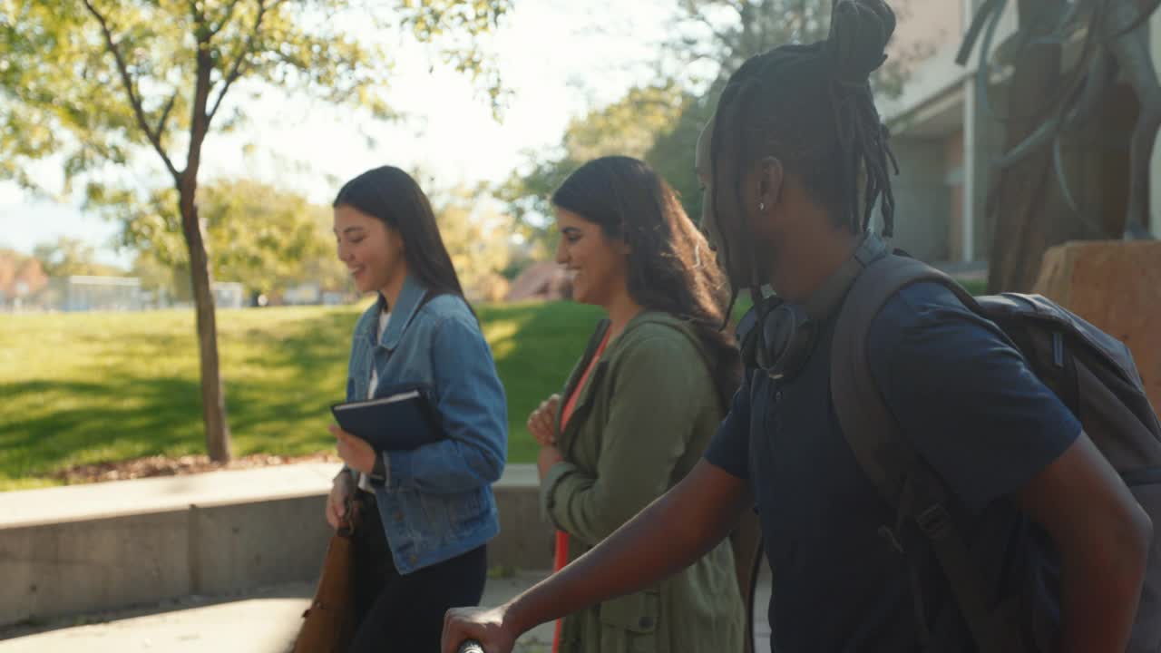 校园里各种各样的大学生群体视频素材