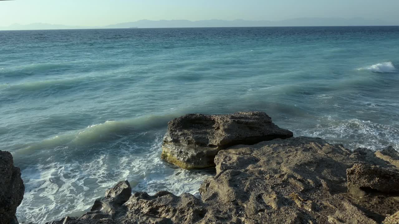 海浪拍打着大石头。视频素材