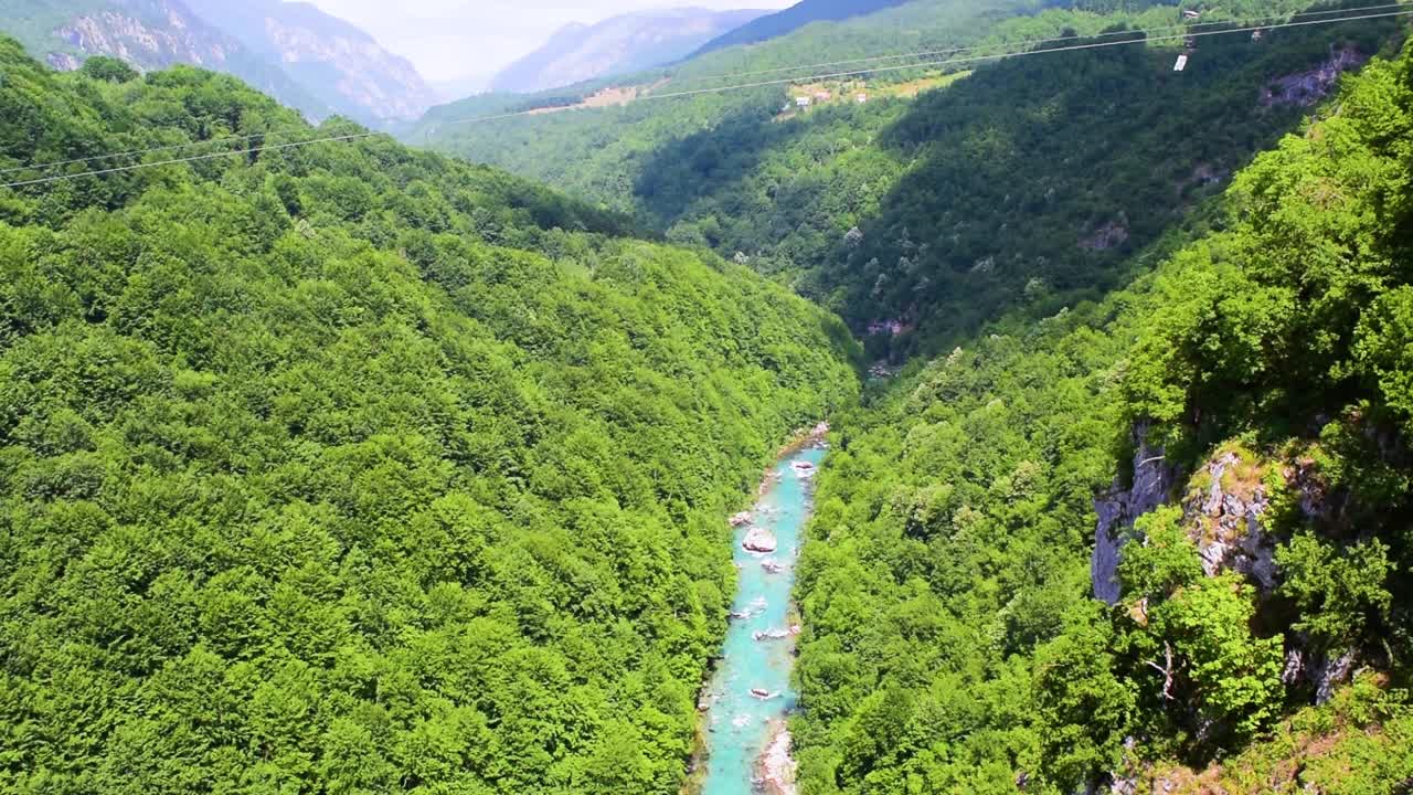 塔拉河峡谷或塔拉河峡谷位于高山之间。峡谷是欧洲最大最深的峡谷。视频素材