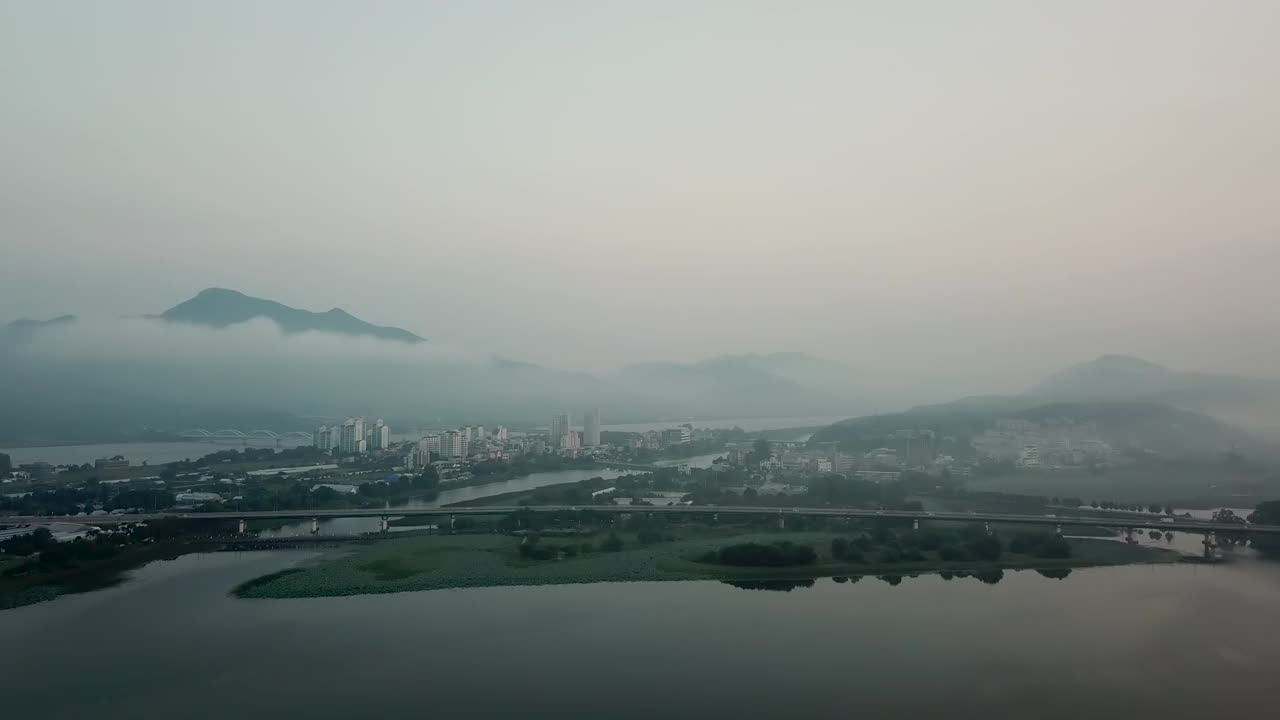 阳水郡和阳西郡附近的市中心上空的日出和云海/京畿阳平郡视频素材