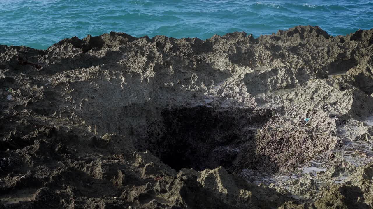 海水从岩石上的洞里飞溅出来。视频素材