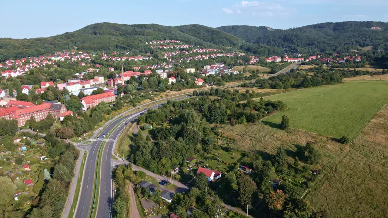 小欧洲城市在山上，鸟瞰图视频素材