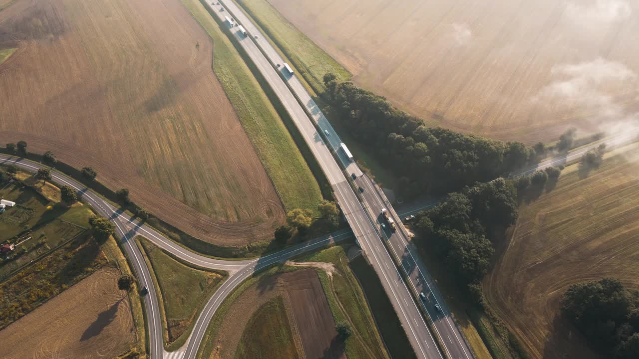 高速公路的鸟瞰图与移动的汽车。道路交通视频素材