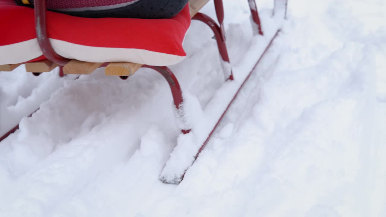 有趣的雪橇家庭。视频素材