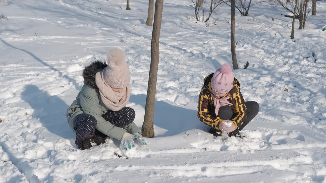 朋友们堆雪人。视频素材