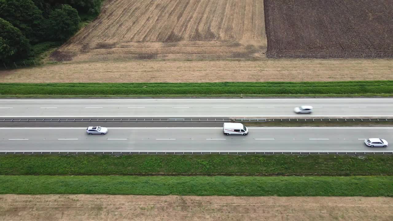 公路交通。汽车在路上行驶，无人机视野视频素材