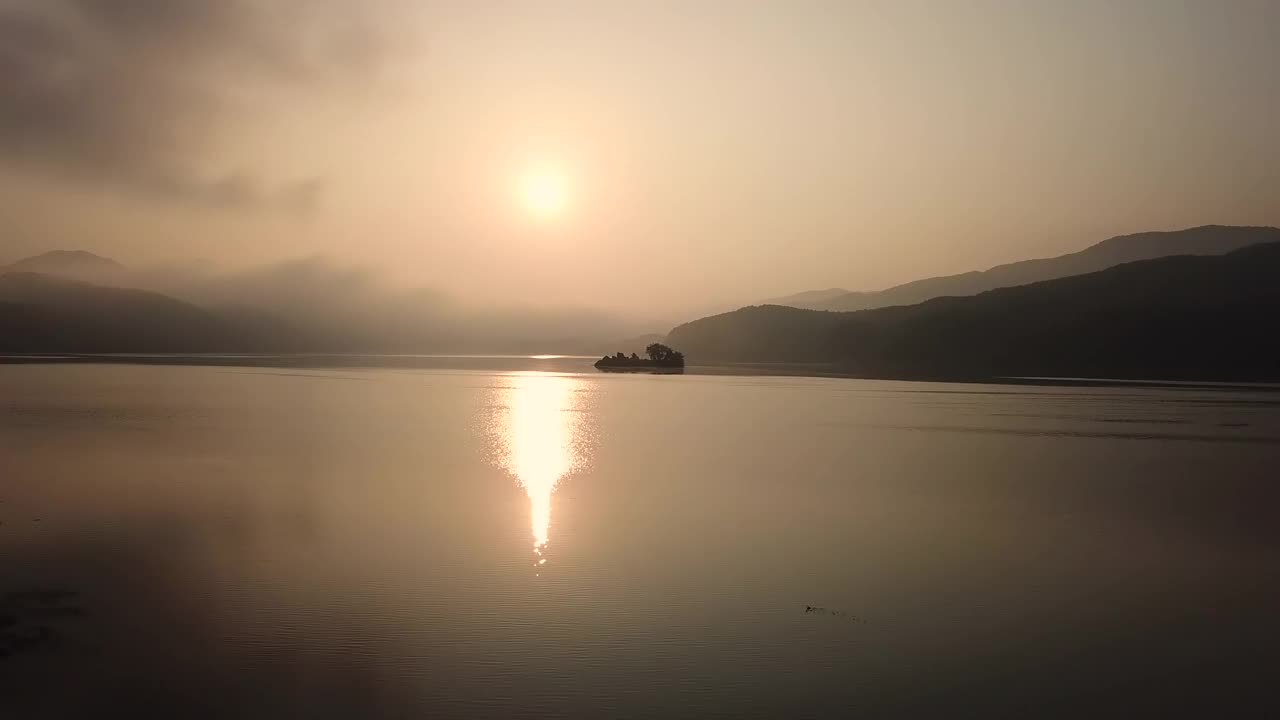 黎明时分，南汉江附近的阳水郡的日出和云海的自然景色/京畿阳平郡视频素材