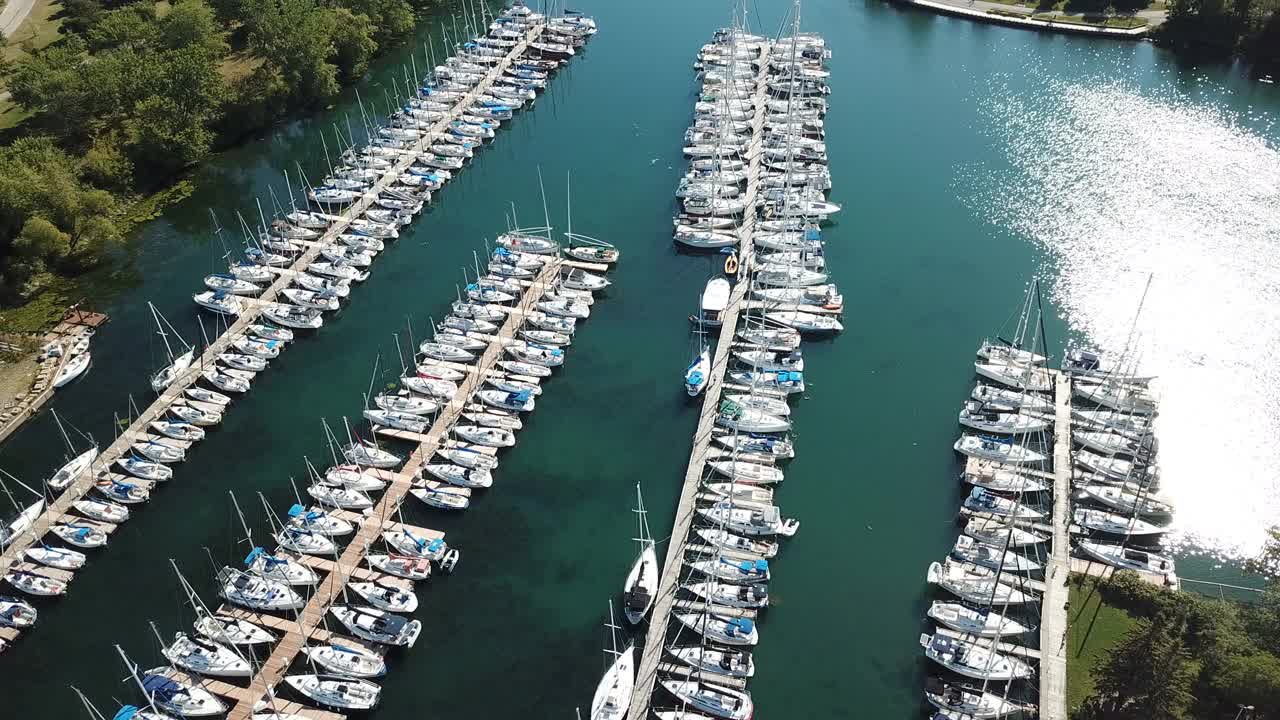 滨海湾有帆船和游艇视频素材