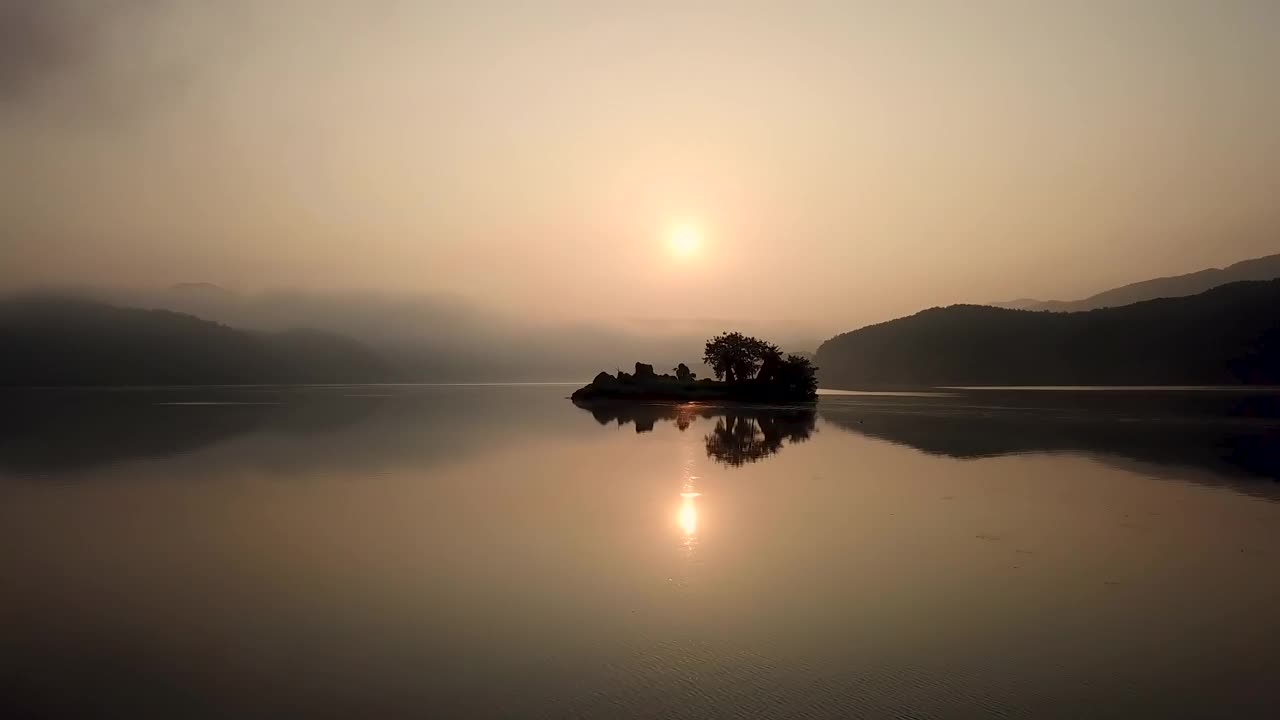 黎明时分，南汉江附近的阳水郡的日出和云海的自然景色/京畿阳平郡视频素材