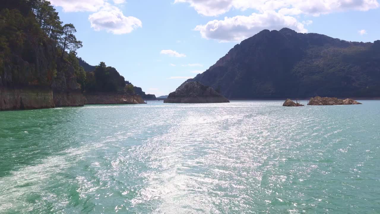 美丽的风景与湖泊和湛蓝的水在山。金牛座山峡谷的全景，土耳其视频素材