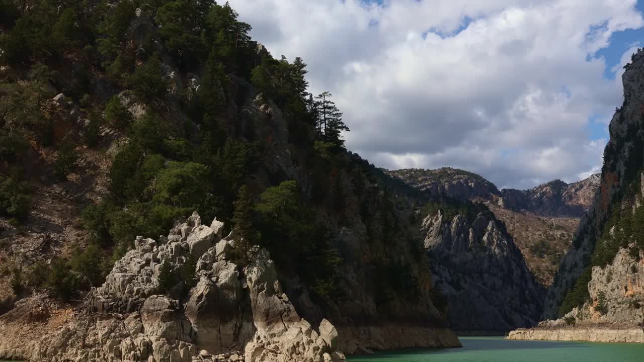 美丽的风景与湖泊和湛蓝的水在山。金牛座山峡谷的全景，土耳其视频素材