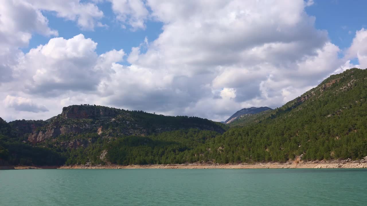 美丽的风景与湖泊和湛蓝的水在山。金牛座山峡谷的全景，土耳其视频素材