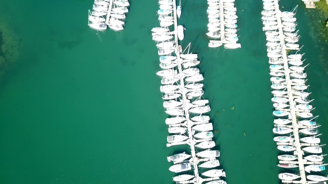 滨海湾有帆船和游艇视频素材