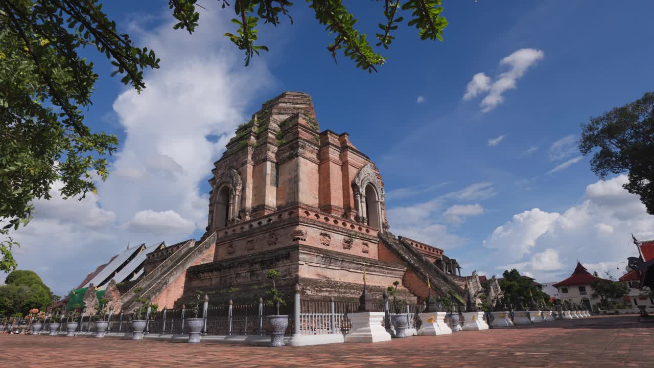 泰国清迈的Chedi Luang寺的古塔。时间流逝视频素材