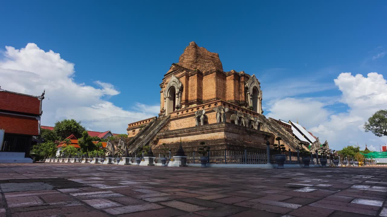 泰国清迈的Chedi Luang寺的古塔。时间流逝视频素材