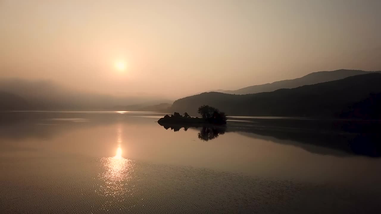 黎明时分，南汉江附近的阳水郡的日出和云海的自然景色/京畿阳平郡视频素材