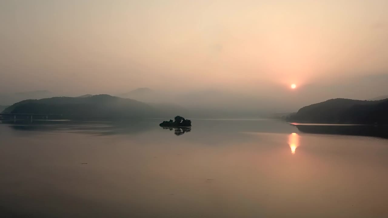 黎明时分，南汉江附近的阳水郡的日出和云海的自然景色/京畿阳平郡视频素材