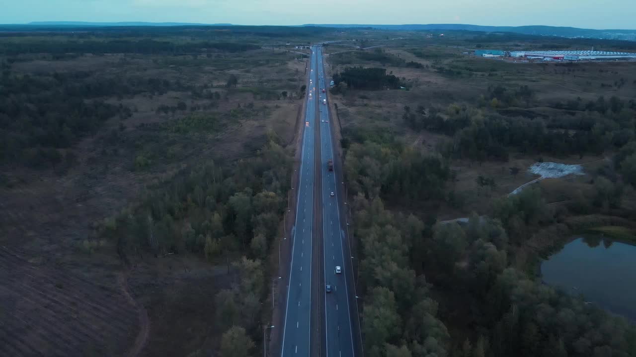 无人机空中拍摄了一条经过乡村的道路。视频素材