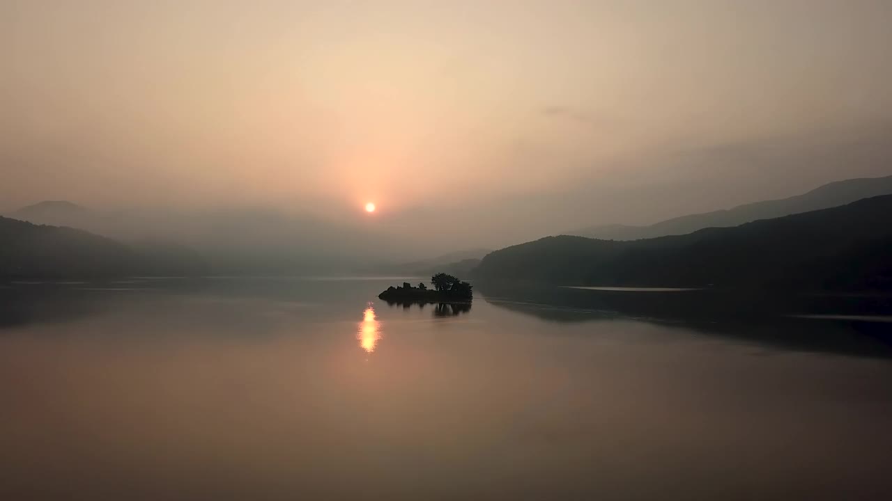 黎明时分，南汉江附近的阳水郡的日出和云海的自然景色/京畿阳平郡视频素材